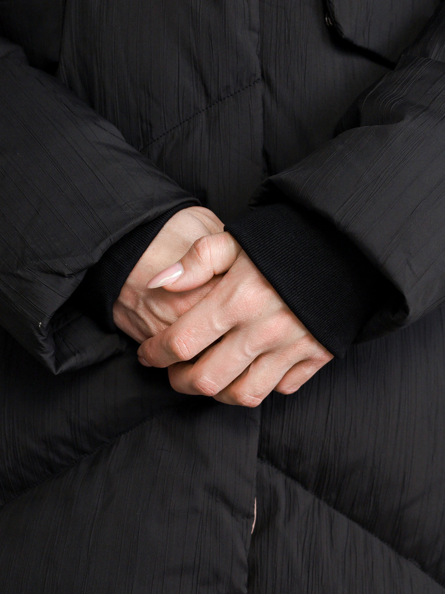 Пуховик черного цвета с капюшоном